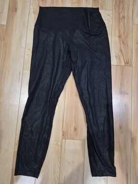 Lululemon women's size 8 shiny black capri leggings